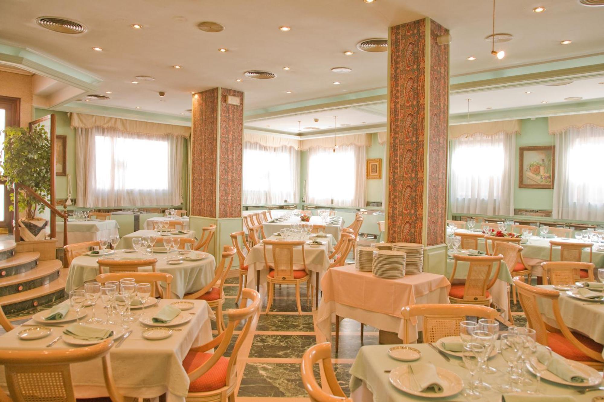Hotel Tibur Zaragoza Restoran fotoğraf